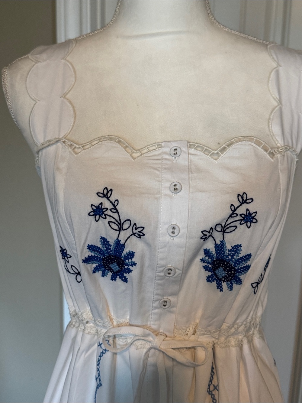 NWOT Moon River 100%Cotton White Maxi Dress w Blue Floral Embroidery SZ M - Picture 4 of 15